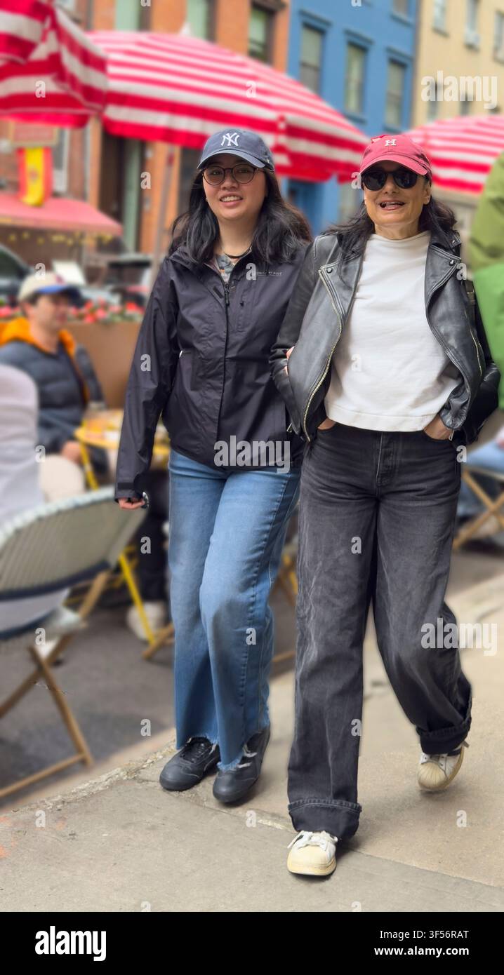 Madre e figlia adulta che camminano sul marciapiede vicino a un caffè all'aperto, Manhattan, New York City, New York, USA Foto Stock