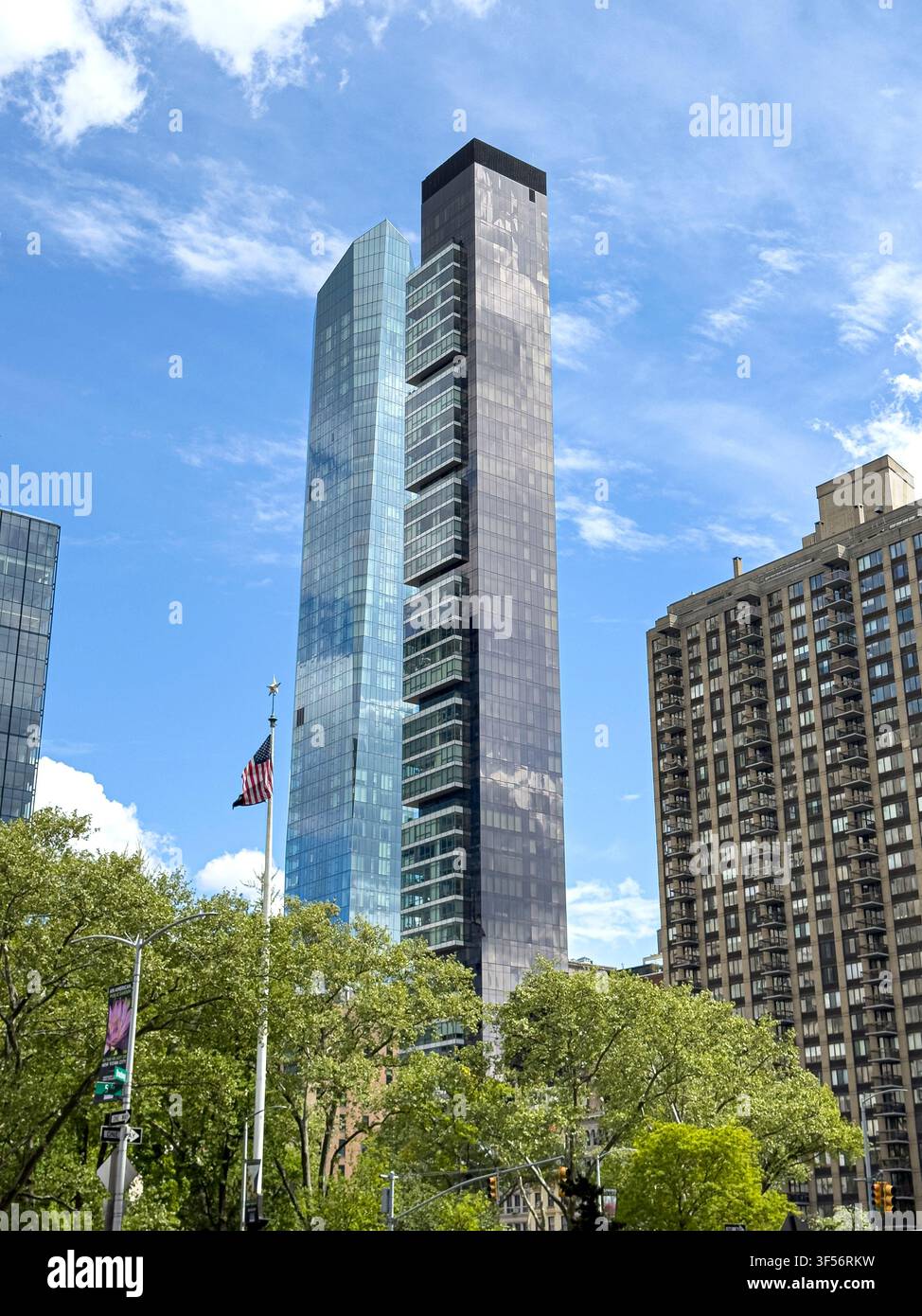 Grattacielo Madison Square Park Tower (a sinistra) e One Madison condomínio residenziale (a destra) che si ergono sopra il Madison Square Park, Manhattan, New York City Foto Stock