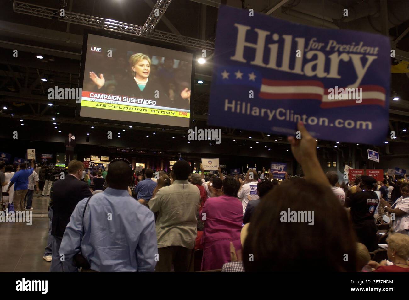 I partecipanti alla Convenzione democratica del Texas guardano Hillary Clinton in TV, Austin, Texas, 7 giugno 2008. (Foto di John Anderson/The Austin Chronicle) Foto Stock