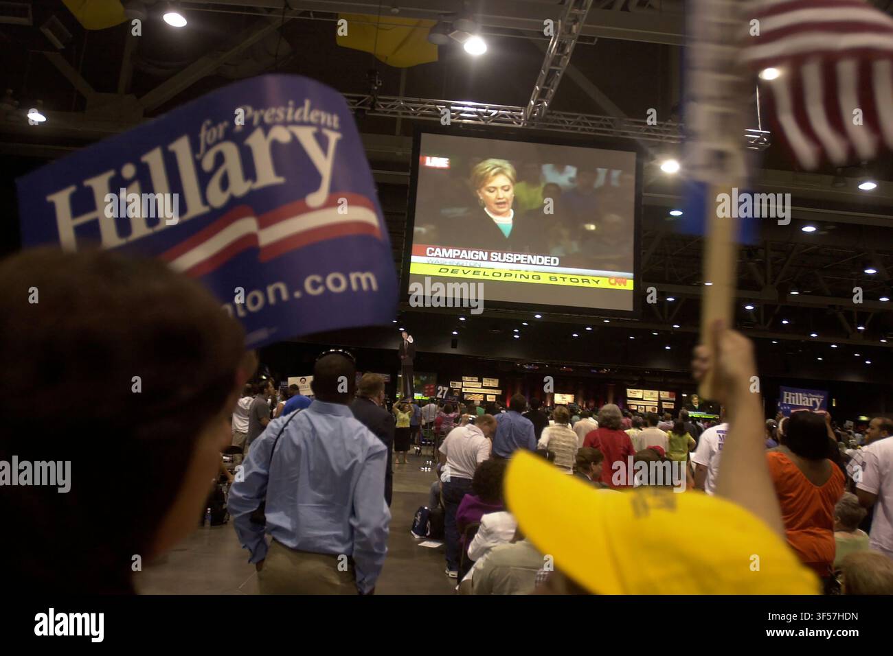 I partecipanti alla Convenzione democratica del Texas guardano Hillary Clinton in TV, Austin, Texas, 7 giugno 2008. (Foto di John Anderson/The Austin Chronicle) Foto Stock