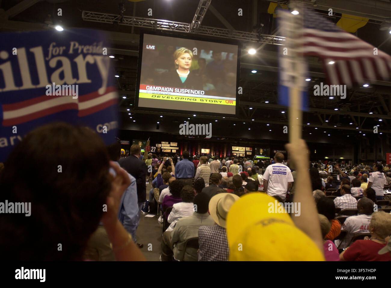 I partecipanti alla Convenzione democratica del Texas guardano Hillary Clinton in TV, Austin, Texas, 7 giugno 2008. (Foto di John Anderson/The Austin Chronicle) Foto Stock