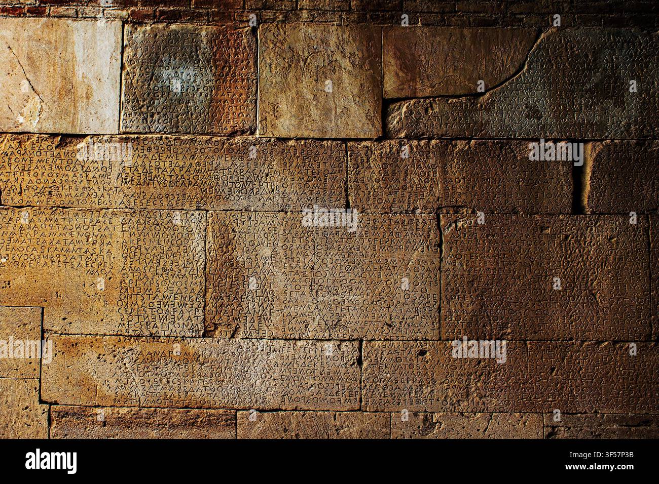 Antico Codice legale greco di Gortina all'Odeion romano di Gortina, Creta, Grecia. Uso editoriale solo: Non per uso commerciale o promozionale. Foto Stock