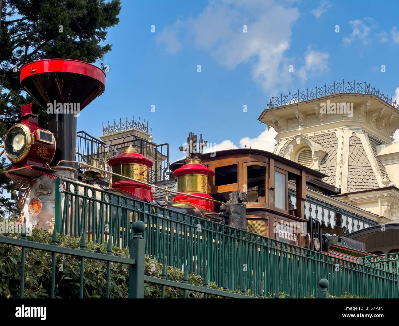 Locomotiva a vapore Eureka della Disneyland Railroad alla stazione di Main Street sotto un cielo blu brillante a Disneyland Paris. Foto Stock