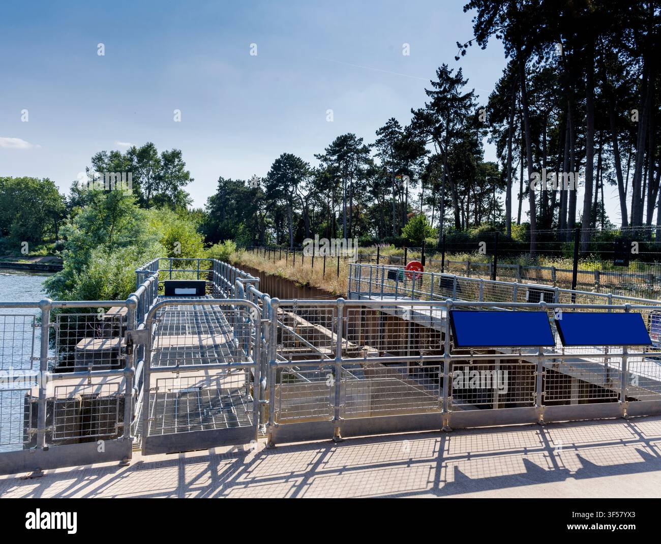 Una struttura ingegnosamente progettata che devia in sicurezza i pesci del fiume che passano accanto alla ripida e rapida diga di Diglis sul fiume Severn, riducendo la pendenza Foto Stock
