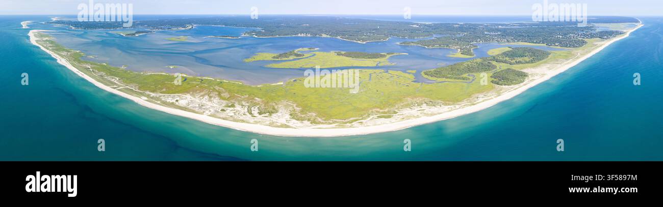L'Oceano Atlantico si infrange contro la bellissima costa di Orleans su Cape Cod, Massachusetts. Questo capo è una popolare destinazione vacanze della costa orientale. Foto Stock