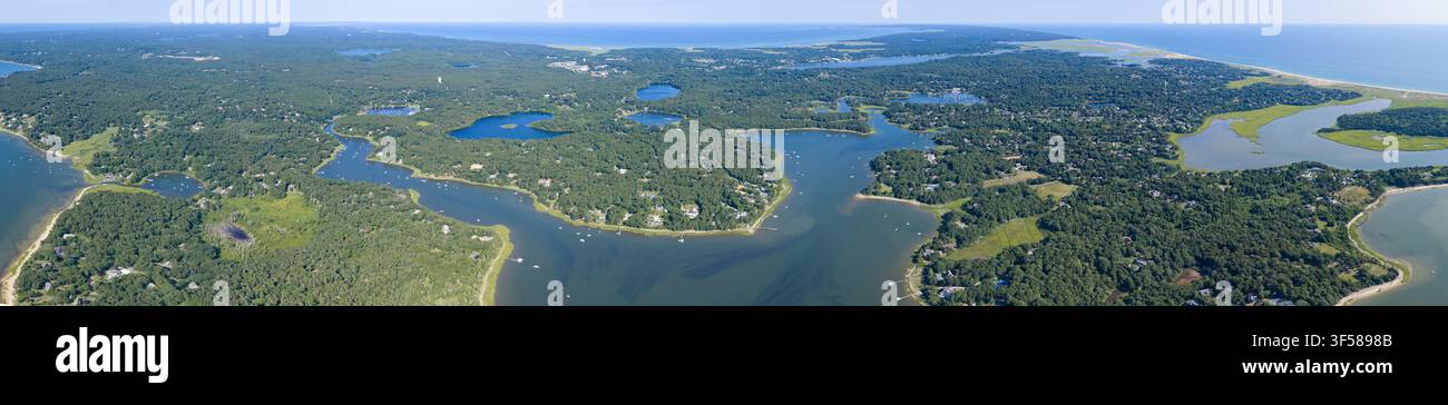 Le acque poco profonde di Pleasant Bay sono viste dall’alto in un giorno d’estate. Questo bellissimo specchio d’acqua è alimentato dalle correnti dell’Oceano Atlantico. Foto Stock