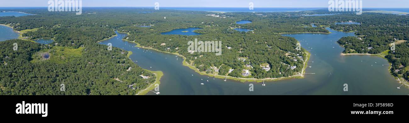 Le acque poco profonde di Pleasant Bay sono viste dall’alto in un giorno d’estate. Questo bellissimo specchio d’acqua è alimentato dalle correnti dell’Oceano Atlantico. Foto Stock