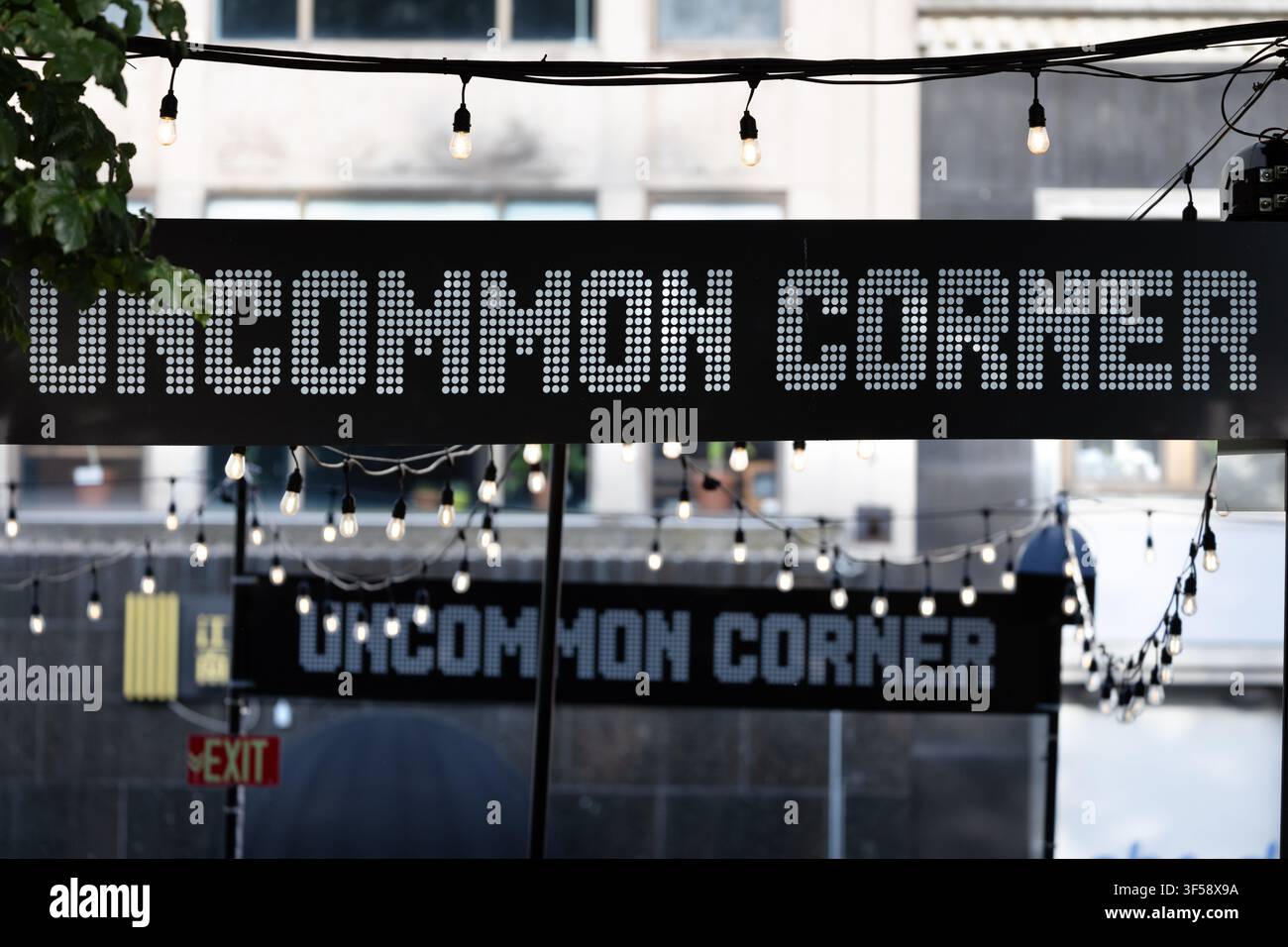 Il cartello "The UnCommon Corner" si affaccia su uno spazio di ritrovo all'aperto nel Boston Common, Boston, Massachusetts. Foto Stock