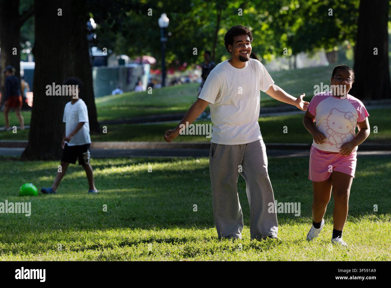 Un adulto e un bambino giocano insieme sul prato del Boston Common a Boston, Massachusetts. Foto Stock