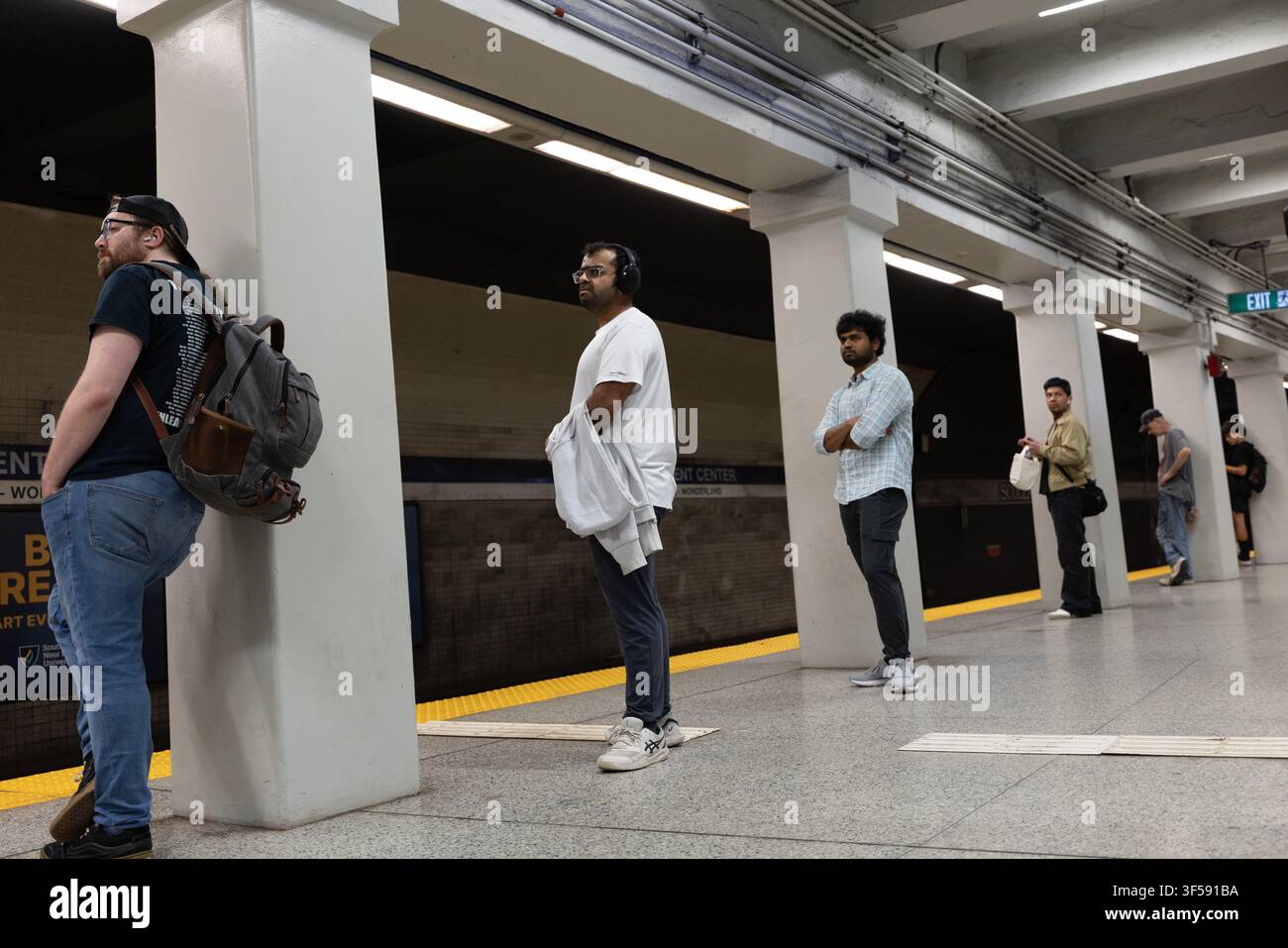 I passeggeri aspettano su una banchina della metropolitana MBTA a Boston, Massachusetts. Foto Stock