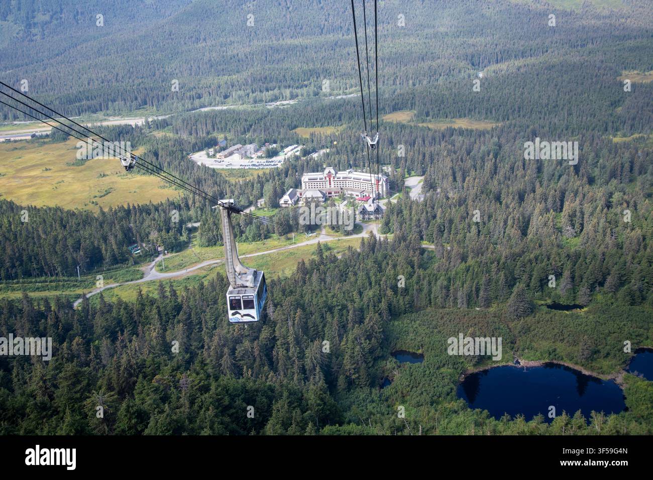 Girdwood, Alaska. L'Hotel Alyeska è una stazione sciistica di lusso situata nella catena montuosa delle Chugach con una funivia che vi porta a un livello di 2.300 piedi Foto Stock
