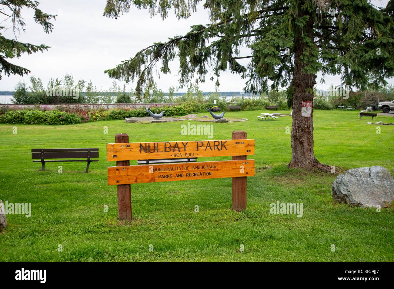 Anchorage, Alaska. Nulbay Park. Il parco offre molte attrazioni e attività, rendendolo un luogo ideale per famiglie, appassionati di storia e amanti della natura Foto Stock