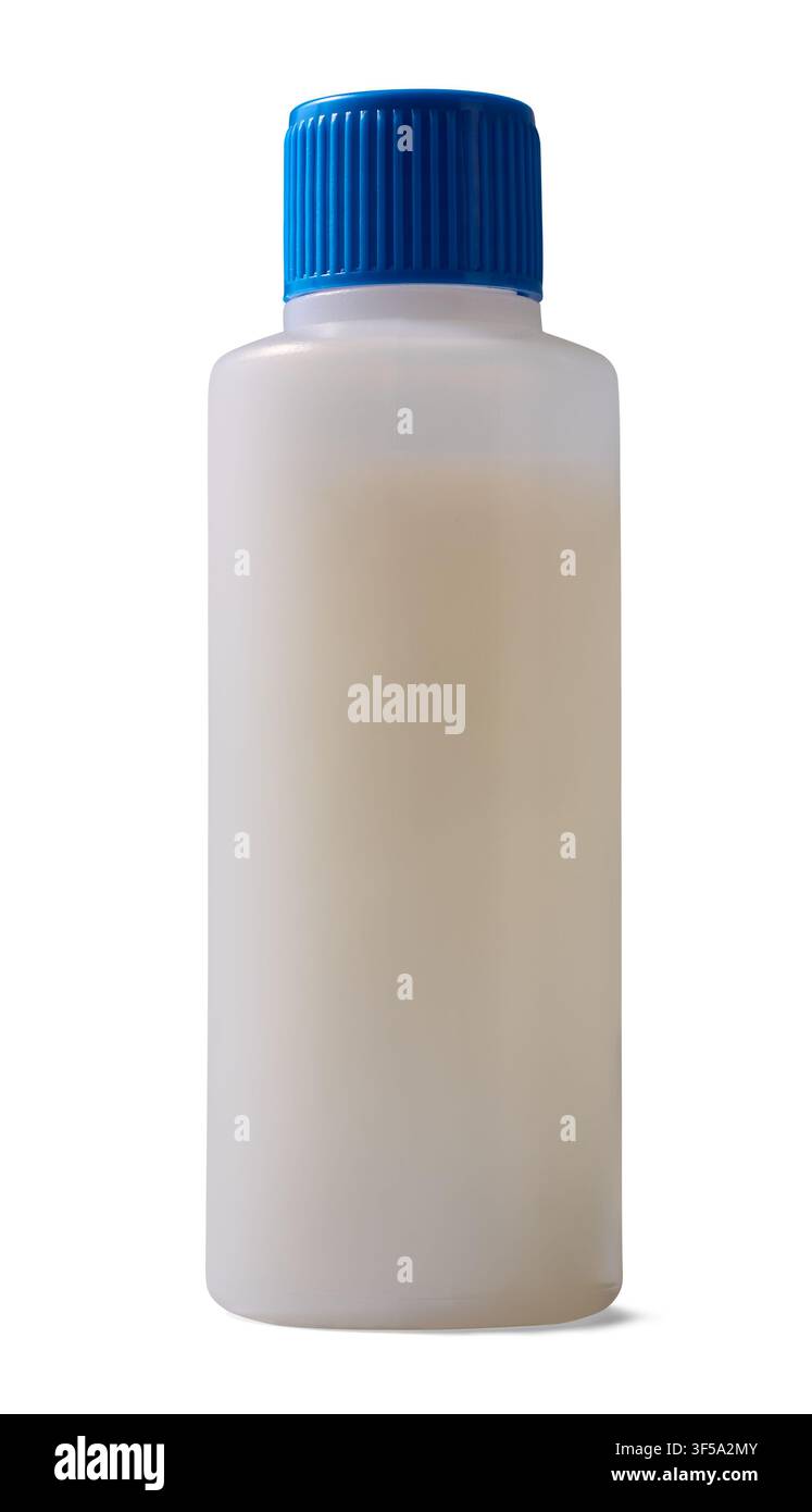 bottiglia di plastica semitrasparente isolata su sfondo bianco, contenitore vuoto senza etichetta con tappo blu scanalato, modello mock-up in vista ravvicinata Foto Stock