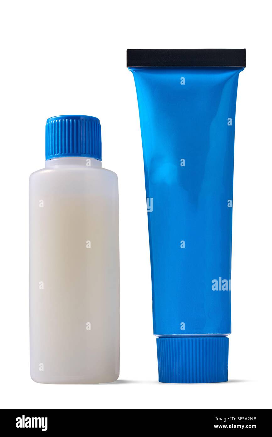 tubo cosmetico blu e bottiglia di plastica bianca isolati su sfondo bianco, contenitori vuoti senza marchio per imballaggio di lozione o crema, vista ravvicinata Foto Stock