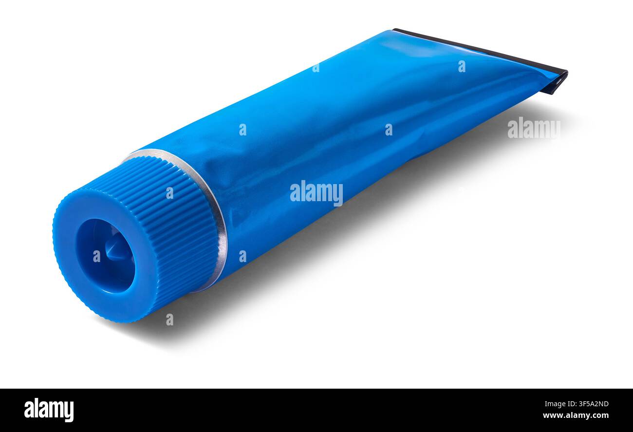 Tubo metallico blu vuoto isolato su sfondo bianco, contenitore di imballaggio senza marchio con tappo di plastica scanalato, modello di mock-up in primo piano Foto Stock
