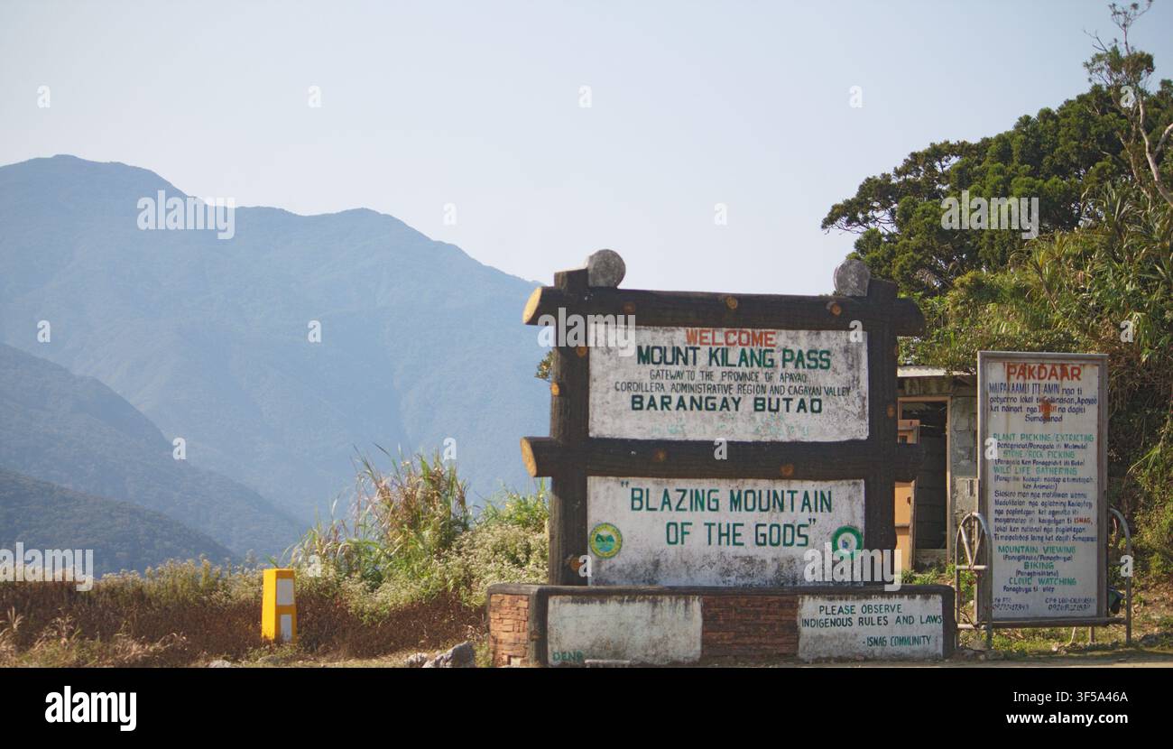 Insegna di benvenuto al passo del Monte Kilang a Barangay Butao, Adams, Ilocos Norte, Filippine, che mostra il punto di riferimento panoramico Blazing Mountain of the Gods Foto Stock