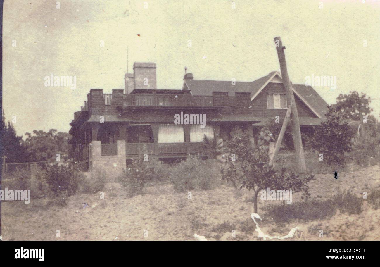 Fotografia storica d’archivio che raffigura l’architettura del balcone in elevazione laterale e la veranda con pali in legno del Milong Homestead intorno al 1912. Foto Stock