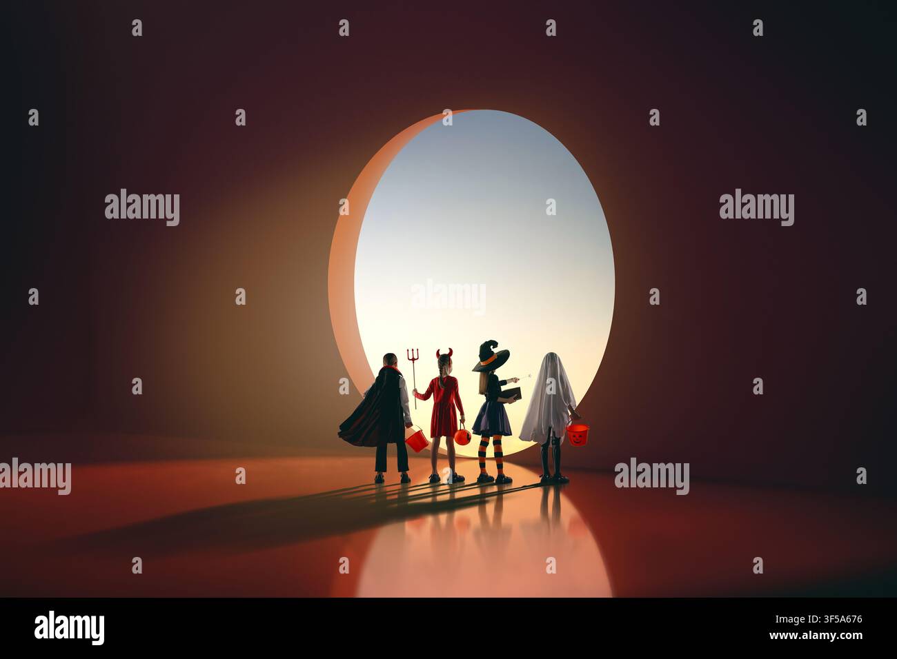 Scena immaginativa ed emotiva con un gruppo di bambini vestiti con costumi di Halloween creativi, silouettati contro un portale di luce onirico. L'im Foto Stock