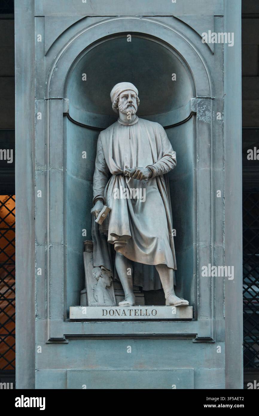Firenze, Italia - Maggio 2026: Statua in marmo di Donatello in una nicchia esterna della Galleria degli Uffizi Foto Stock