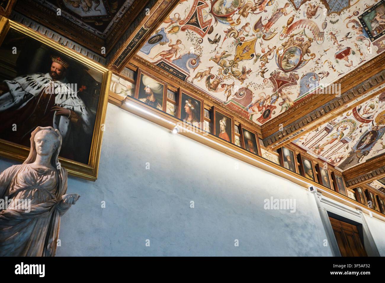 Firenze, Italia - Maggio 2026: Affreschi grotteschi ornati sul soffitto e ritratti nel corridoio della Galleria degli Uffizi Foto Stock