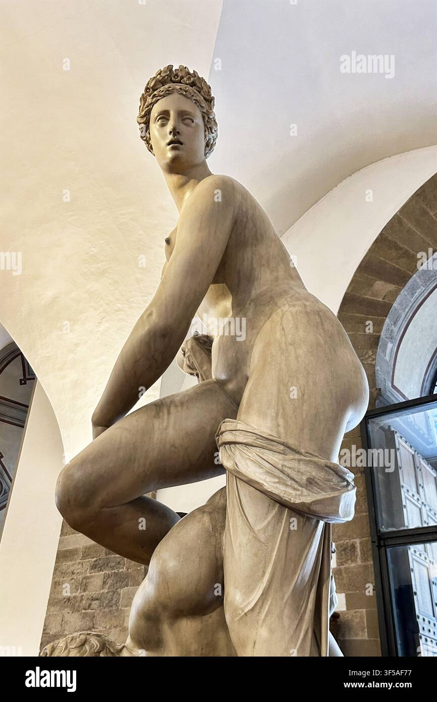 Firenze, Italia - Maggio 2026: Scultura in marmo Firenze trionfa su Pisa di Giambologna all’interno del Museo nazionale del Bargello Foto Stock