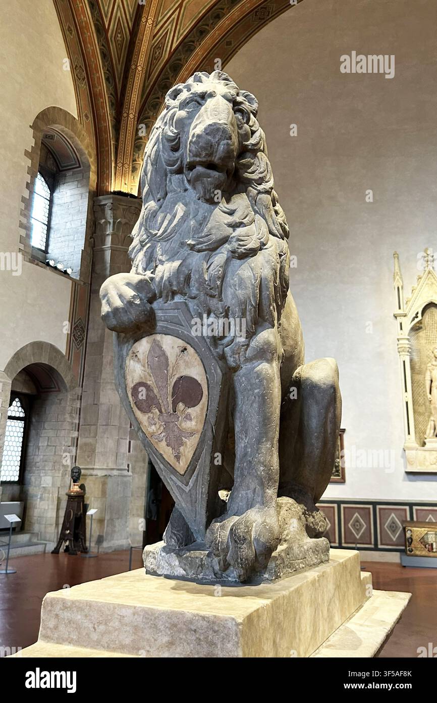Firenze, Italia - Maggio 2026: Scultura originale del leone Marzocco di Donatello all'interno del Museo Nazionale del Bargello Foto Stock