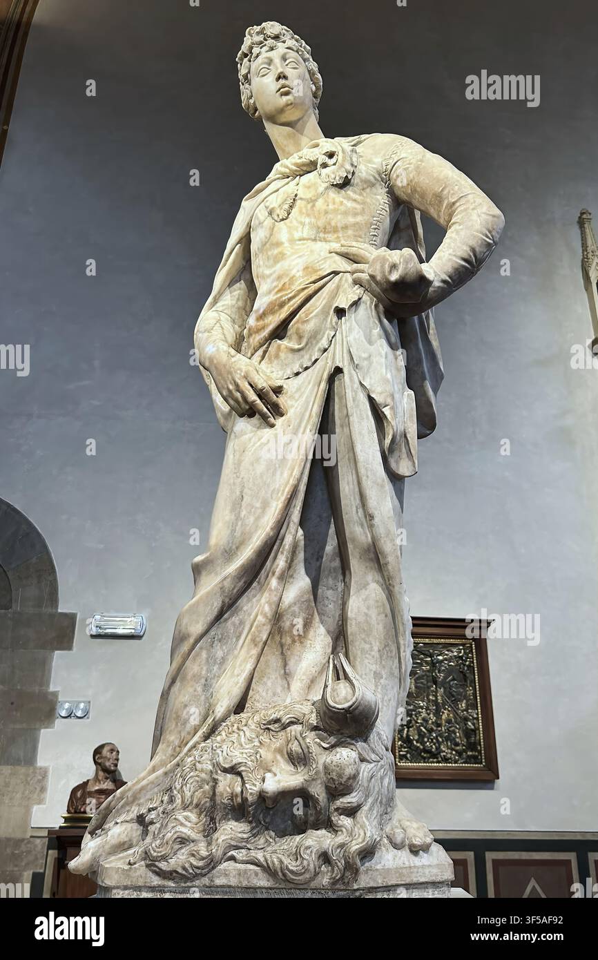 Firenze, Italia - Maggio 2026: Statua in marmo di Davide di Donatello all'interno del Museo Nazionale del Bargello Foto Stock