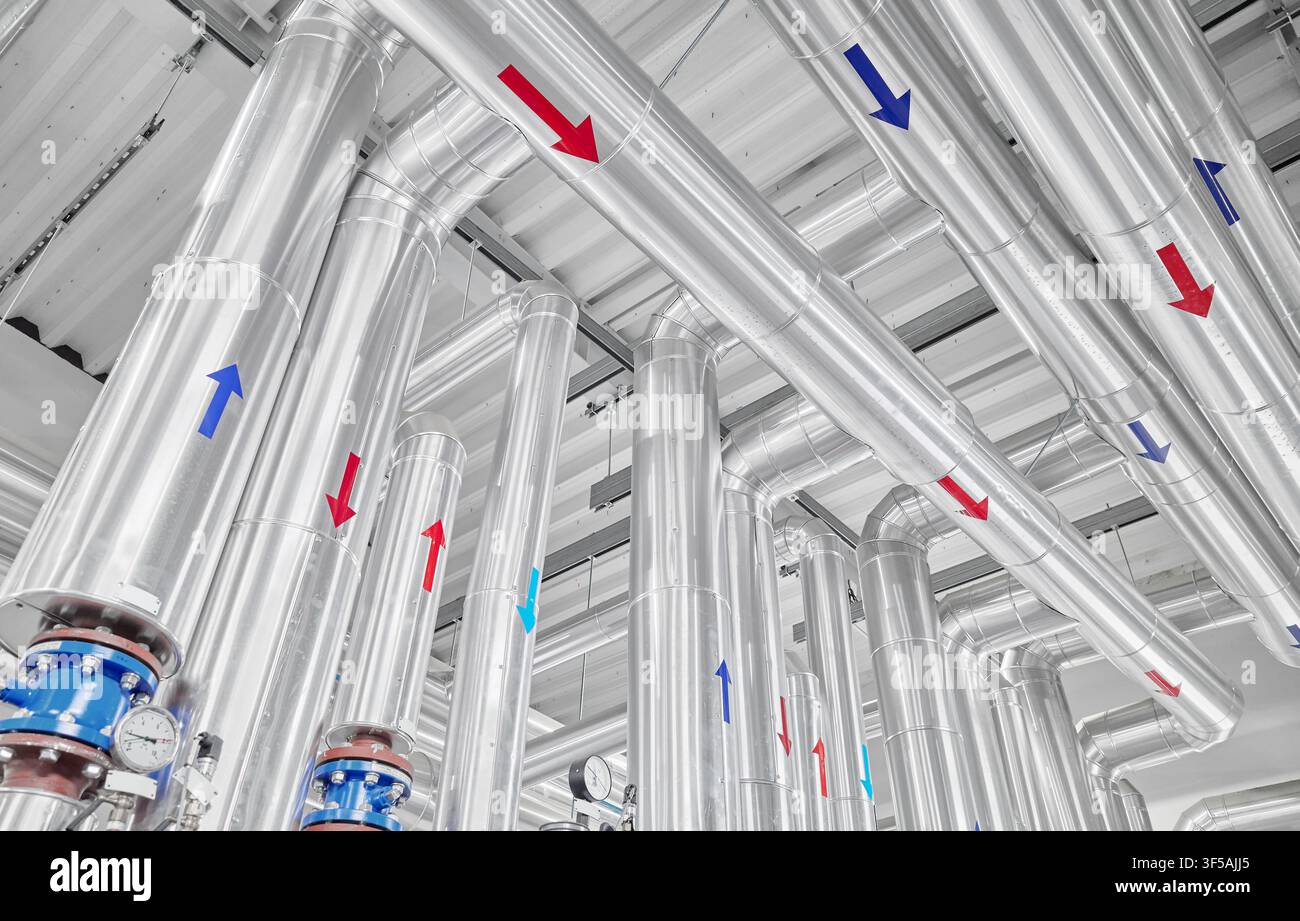 Installazione di tubazioni per pompe di calore in una centrale di teleriscaldamento. Foto Stock