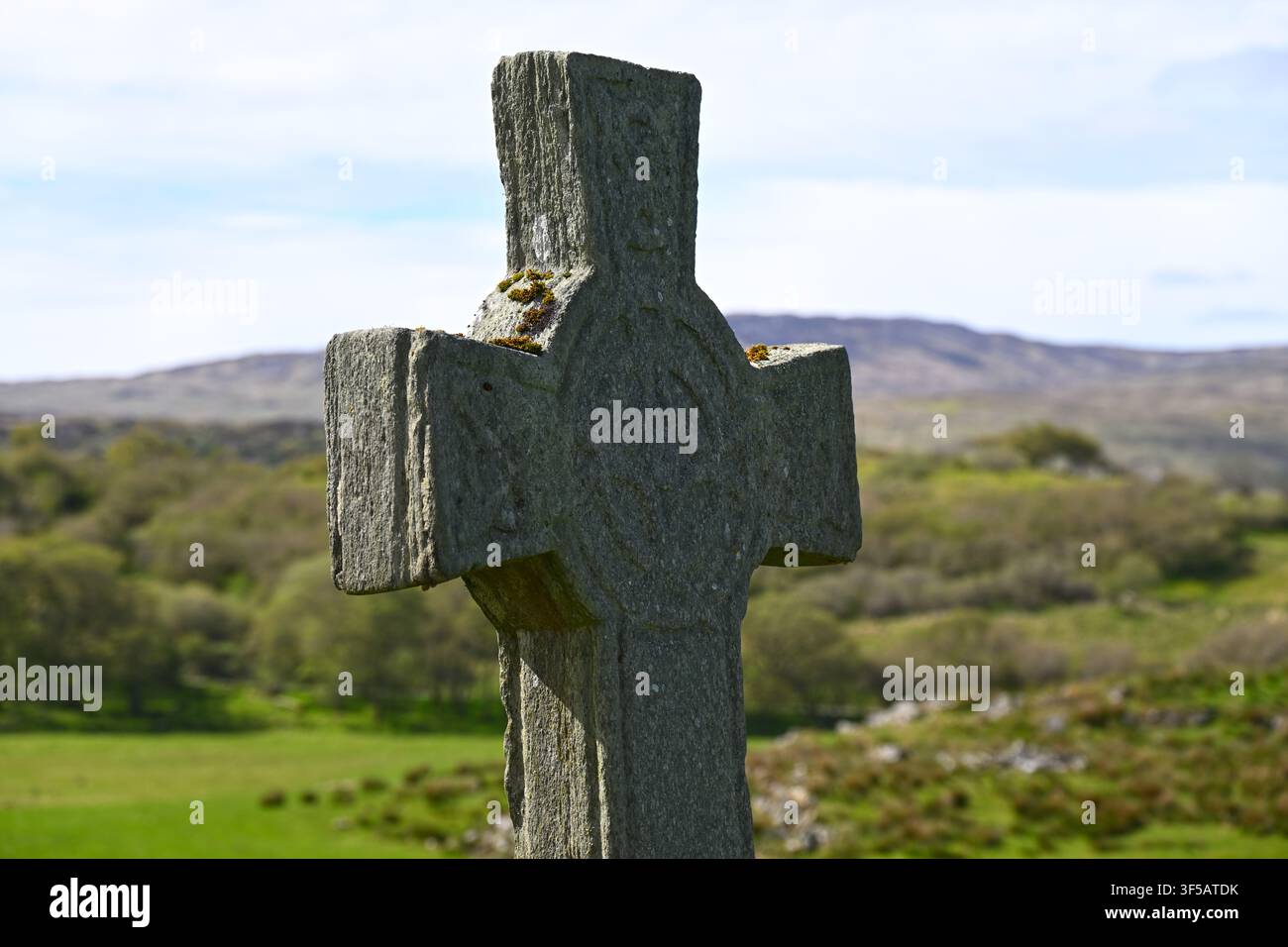 La croce del ladro, o piccola croce di Kildalton, una croce in pietra medievale scolpita vicino alla vecchia chiesa parrocchiale di Kildalton, Isola di Islay, Scozia, Regno Unito, maggio Foto Stock