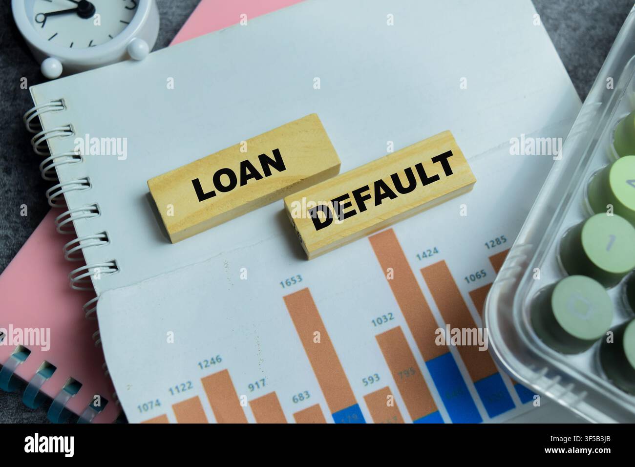 Concetto di testo sul default del prestito su blocchi di legno. Foto Stock