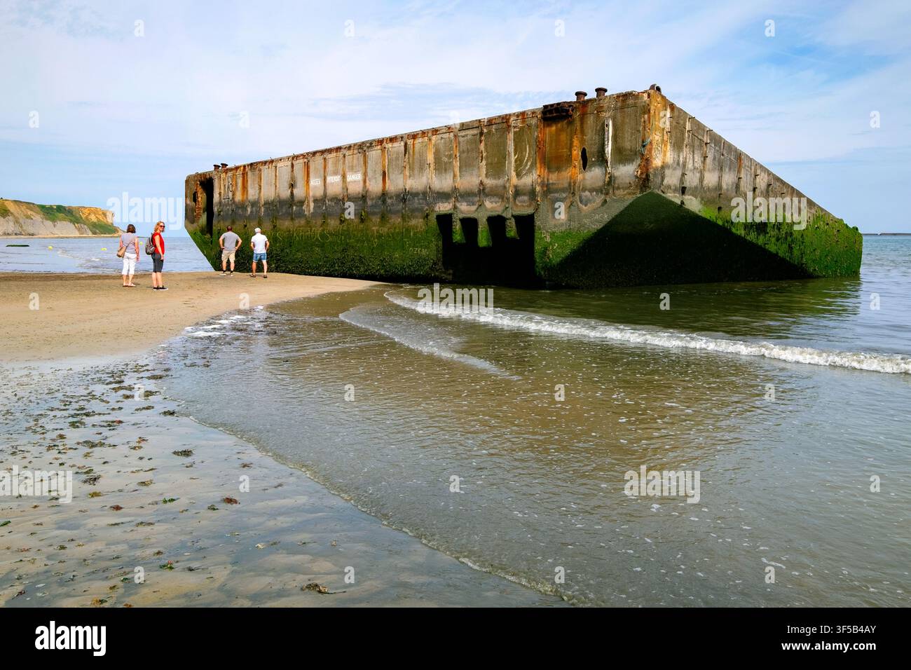 Resti del cassone prefabbricato, artificiale e portatile Mulberry B della Seconda Guerra Mondiale per i porti del D-Day sulla spiaggia di Arromanches-les-Bains, Normandia, Francia Foto Stock