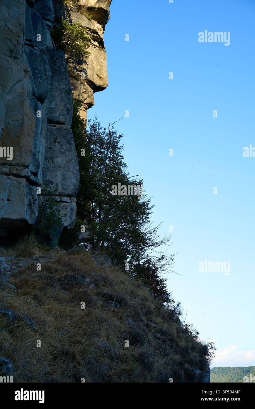 Ultimi raggi di sole sul volto del "guardiano". Si tratta di una formazione rocciosa naturale in arenaria. Annot, Alpes-de-Haute-Provence. Francia. Foto Stock