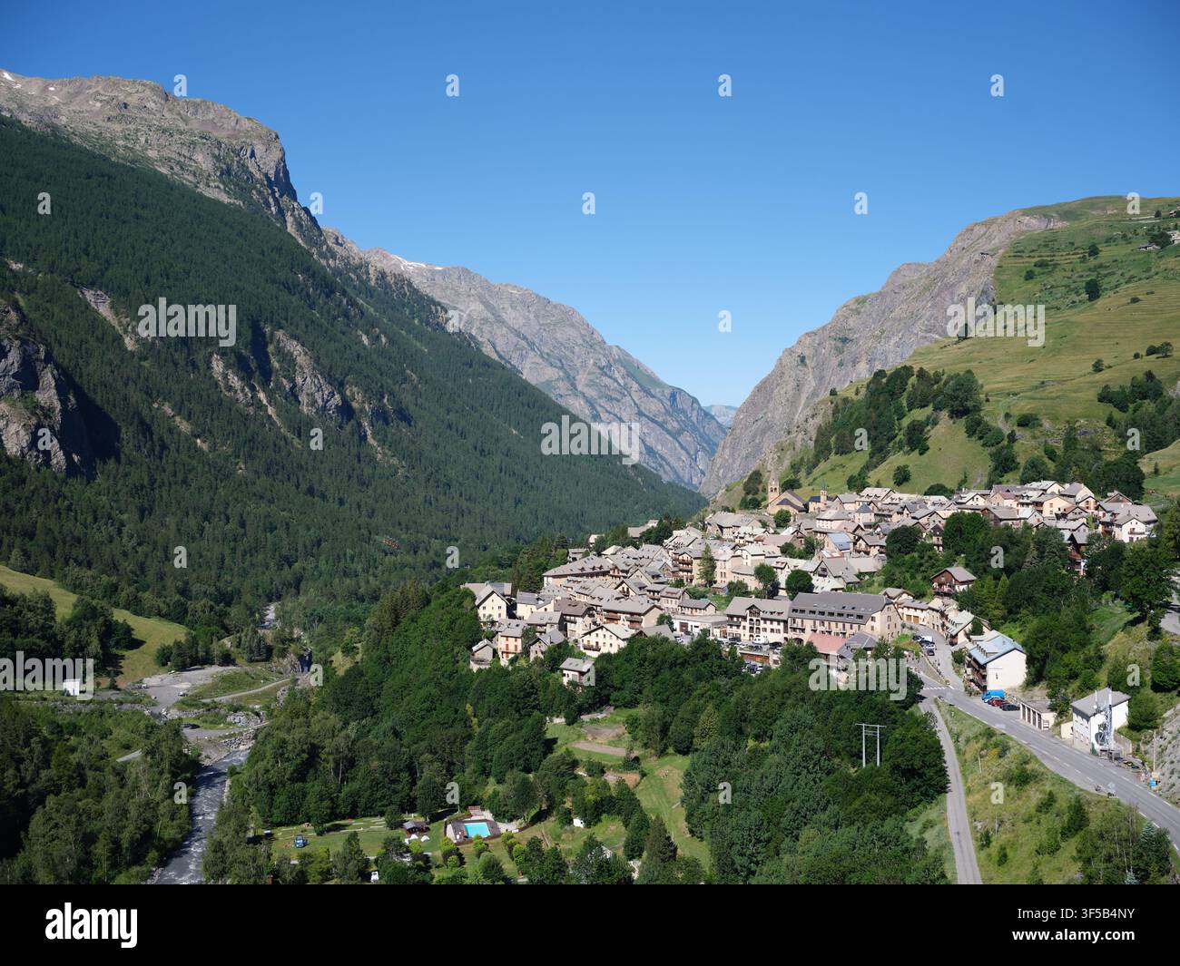 Il pittoresco villaggio di La Grave sulla riva destra del fiume Romanche. Il villaggio si affaccia sul massiccio degli Écrins (riva sinistra del fiume). Francia. Foto Stock