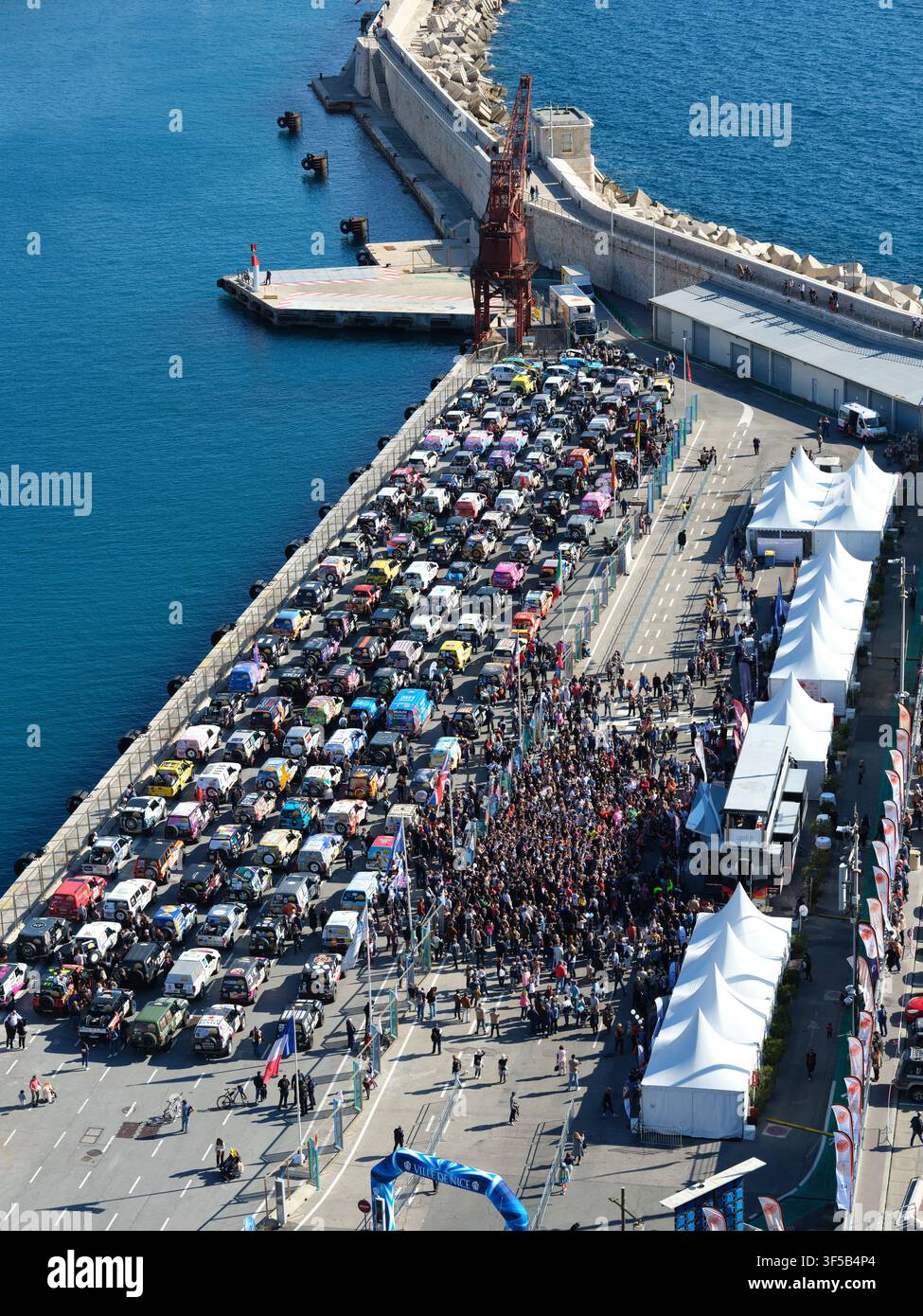 Alla Marina di Nizza, in Francia, donne e le loro auto da rally si preparano a partire per il deserto marocchino. Rallye Aïcha des Gazelles du Maroc Foto Stock
