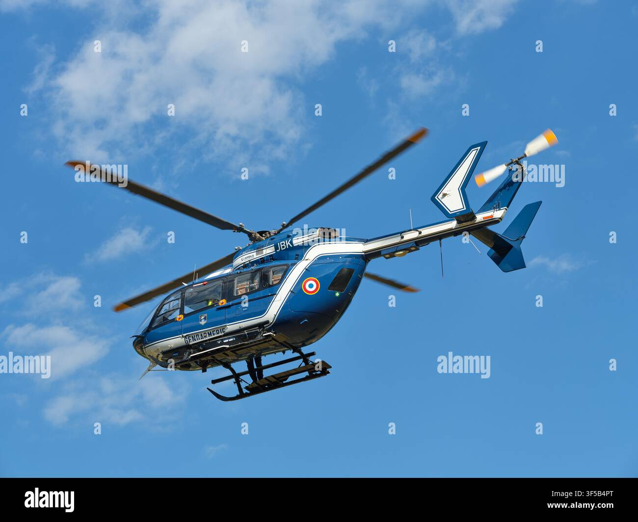 Elicottero EC145 di Airbus Helicopters. Utilizzato dalla gendarmeria (forza di polizia francese). Visto qui ad Annot, Francia, durante una missione di soccorso. Foto Stock