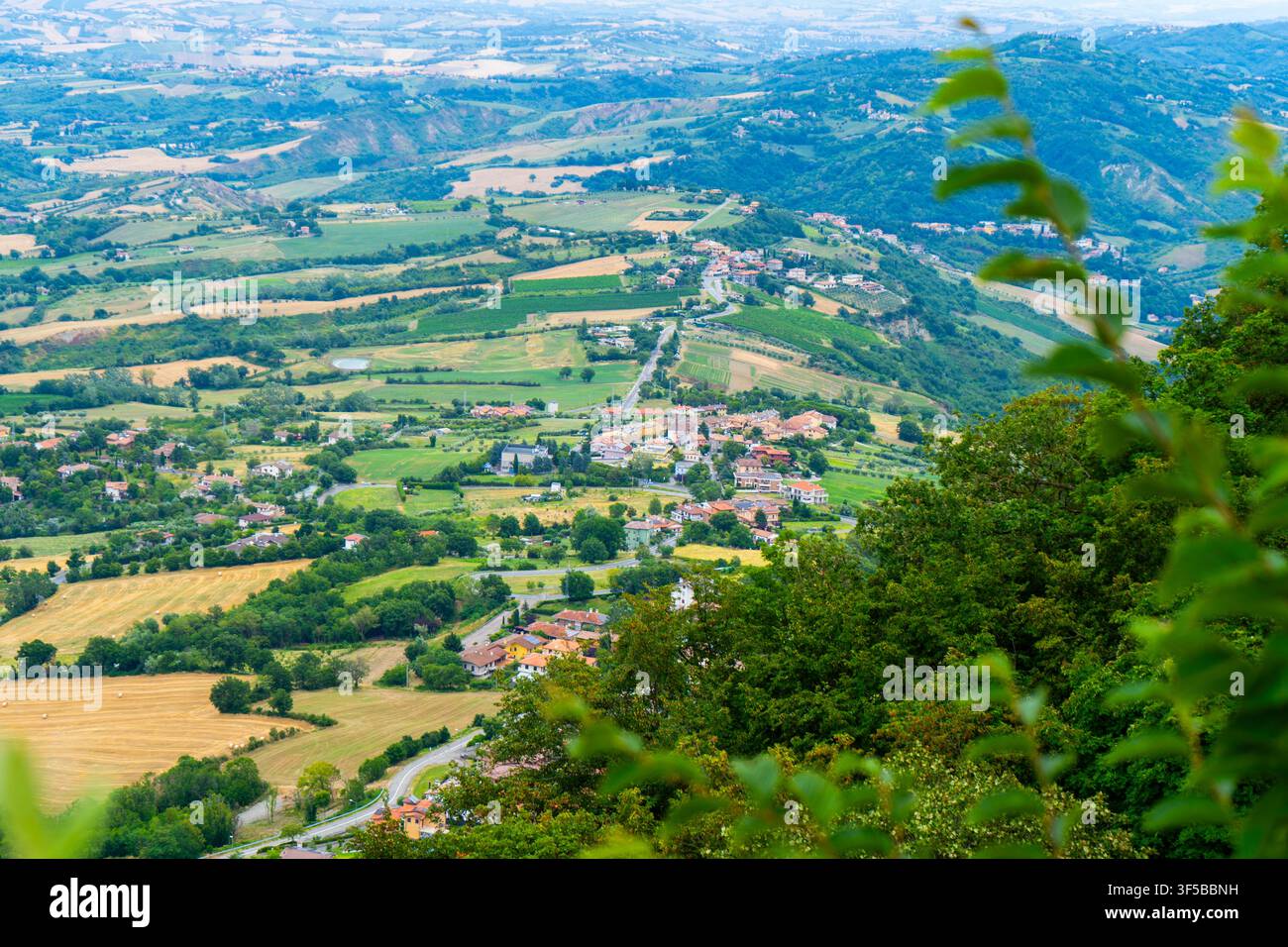 Vista dall'alto della Repubblica di San Marino sui tetti piastrellati della città vecchia. Natura architettonica. Foto Stock