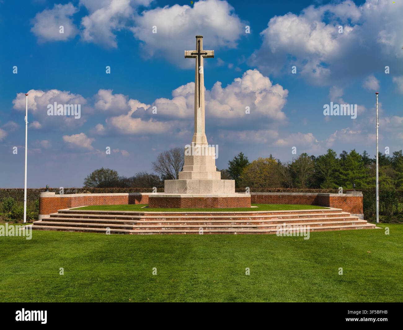 Groesbeek, Paesi Bassi – 14 apr. 2026: Croce monumentale del sacrificio al cimitero militare di Groesbeek nei Paesi Bassi sotto nuvole drammatiche e cielo azzurro Foto Stock
