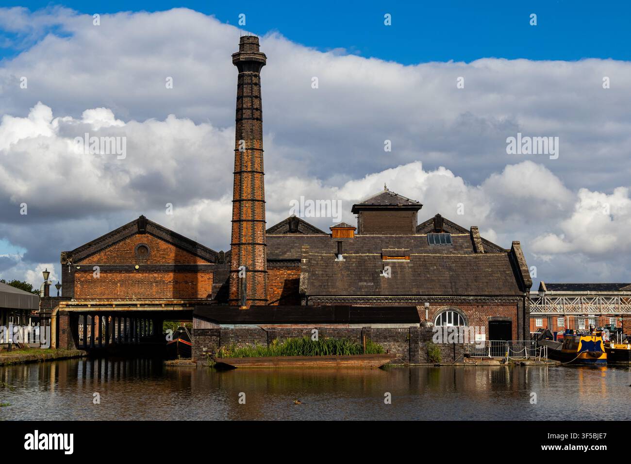 Antica centrale idraulica e camino al National Waterways Museum di Ellesmere Port Foto Stock