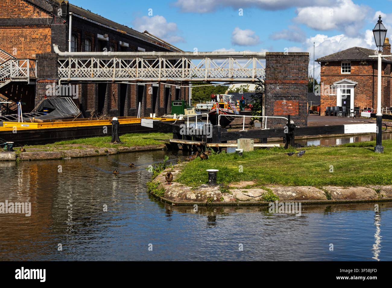 Bacino canale e chiuse al National Waterways Museum di Ellesmere Port Foto Stock