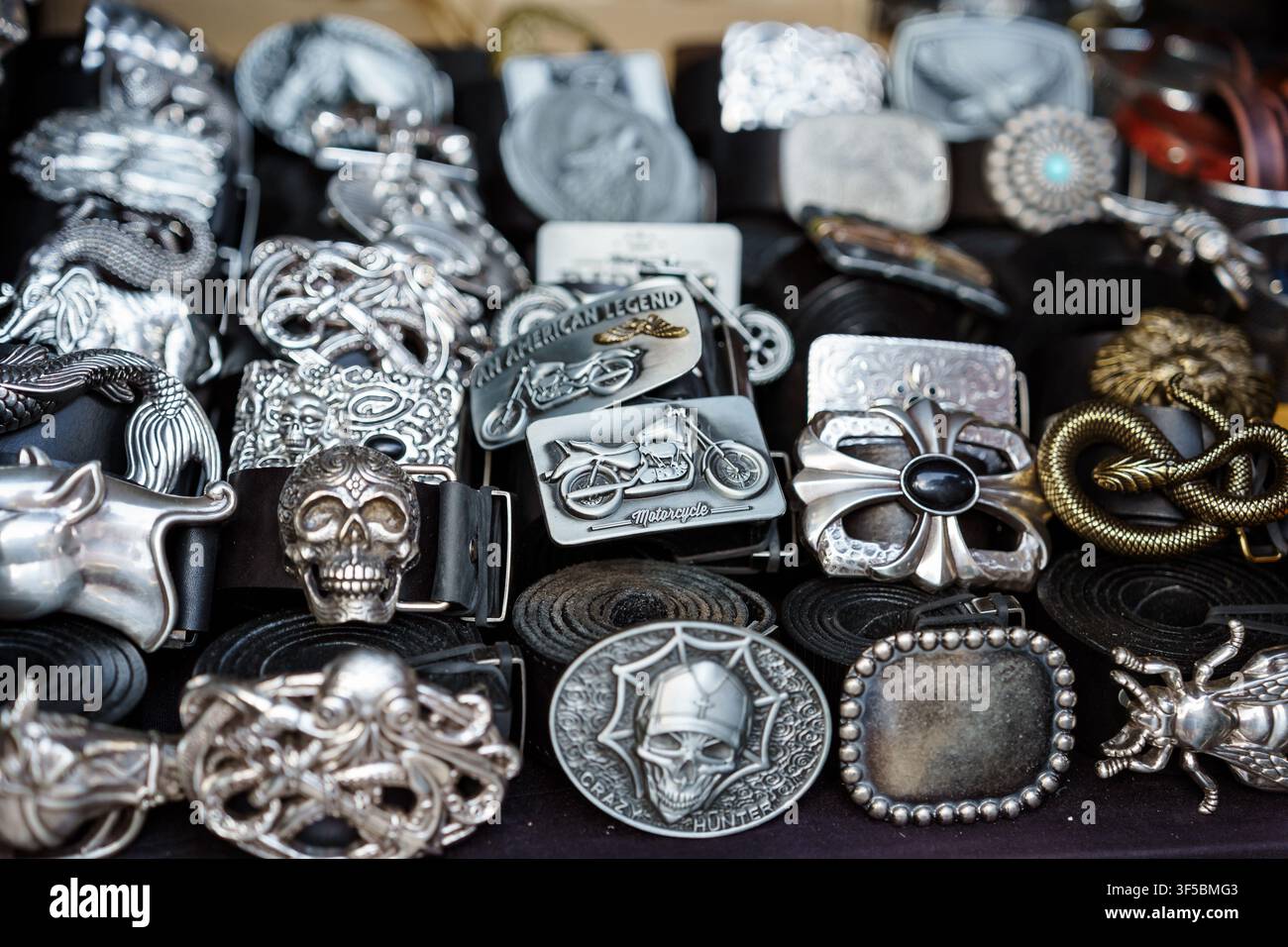 Danzica, Polonia - 16 agosto 2024: Fiera di San Domenico: Raccolta di fibbie decorative in metallo con vari emblemi e disegni di teschi Foto Stock