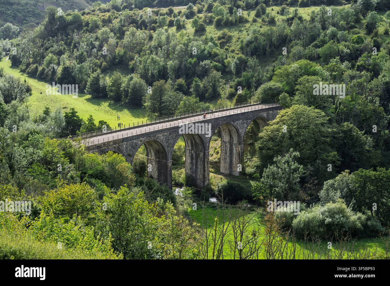 Una vista ravvicinata elevata mette in risalto gli imponenti archi di pietra del viadotto di Headstone lungo il sentiero Monsal Trail nel Peak District, Inghilterra Foto Stock