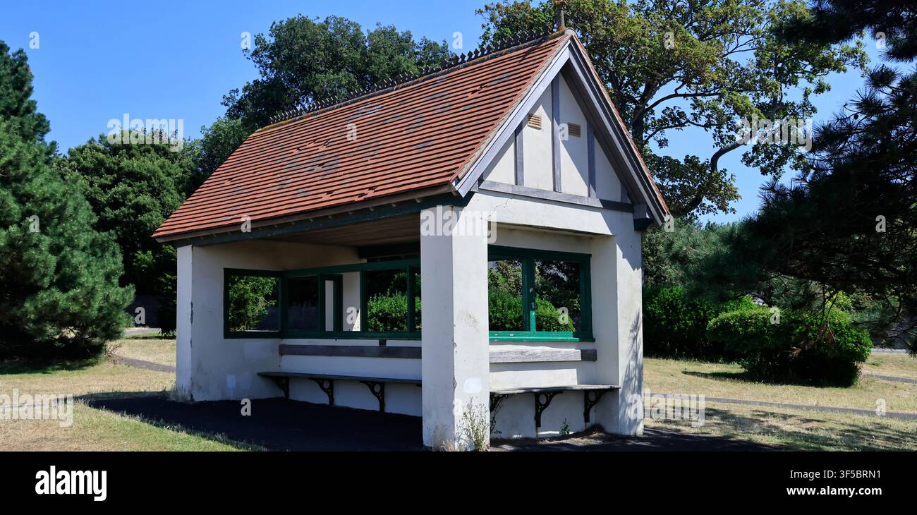 Edificio rifugio ombreggiato sulla passeggiata a mare, Clevedon, Somerset, Inghilterra, Regno Unito Foto Stock