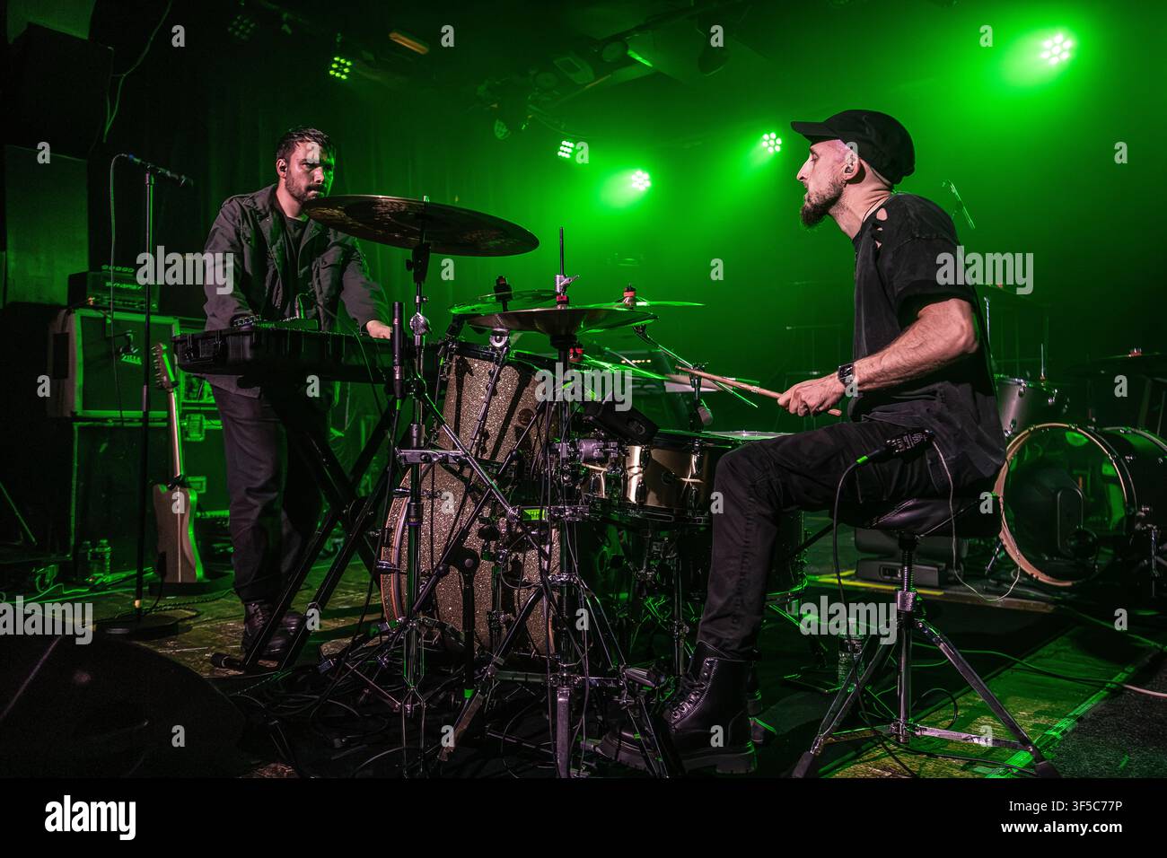 Gruppo rock industriale francese, Divine Shade, supporta Gary Numan in tournée al Tivoli di Buckley, nel nord del Galles, Regno Unito, il 27 luglio 2026. Foto Stock