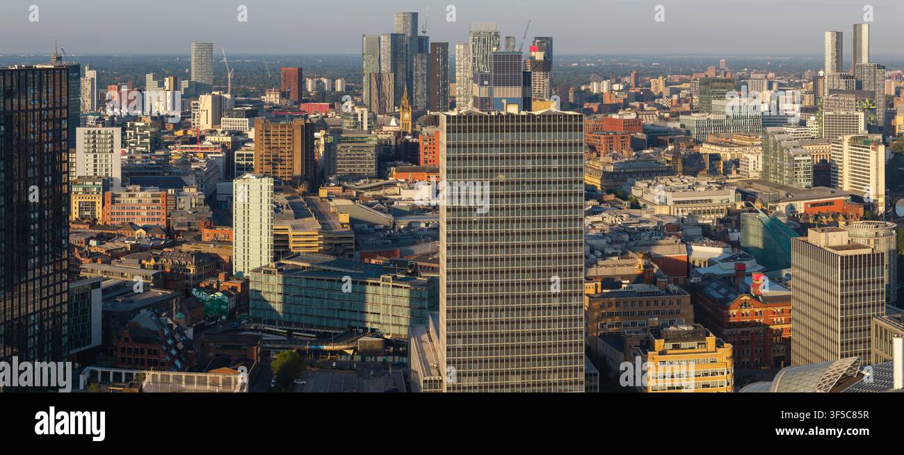 Vista aerea panoramica su One Angel Square, la CIS Tower e lo skyline di Manchester Foto Stock