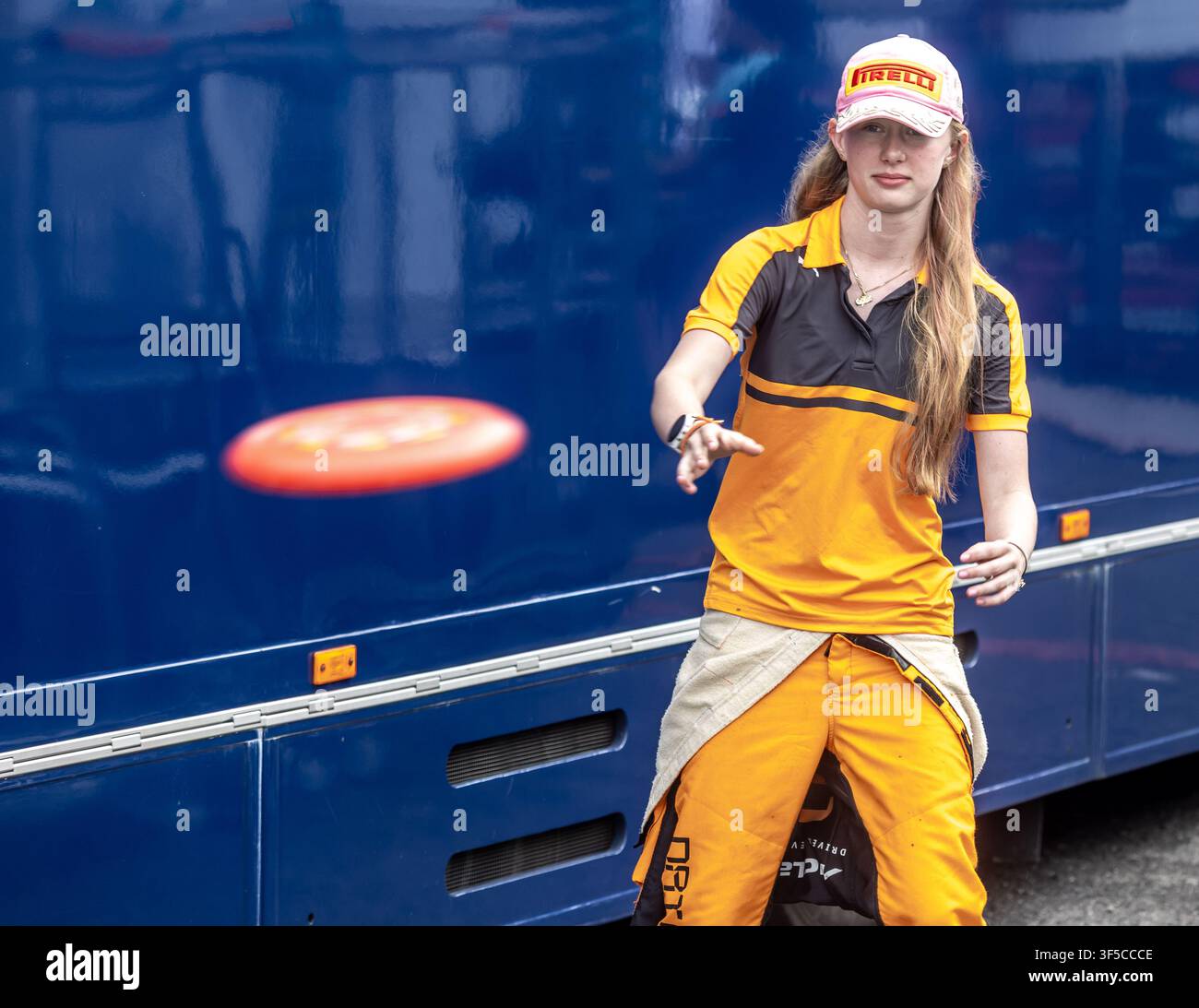 Ella Hakkinen, figlia dell'ex pilota di corsa finlandese e pilota di Formula 1 Mika Hakkinen e di sua moglie Marketa, gioca a frisbee nell'area dei box i Foto Stock