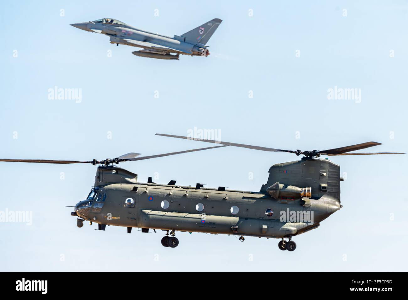 Veloce e furioso. Un RAF Typhoon FGR4 che decolla sopra un elicottero RAF Boeing CH-47 Chinook. RAF Odiham Familiy Day, Hampshire, UK Foto Stock