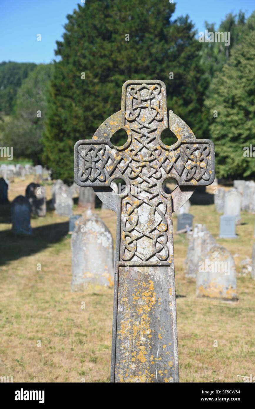 Antica lapide a forma di croce celtica in un cimitero inglese. Luglio 2026. Foto Stock
