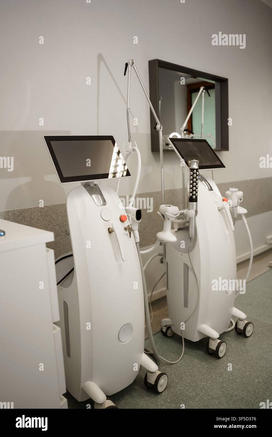 Due macchine laser estetiche moderne per trattamenti professionali di cura della pelle e ringiovanimento in un ambiente di spa clinico pulito e professionale, cura del viso, cosmetologia, tecnologia di bellezza professionale Foto Stock