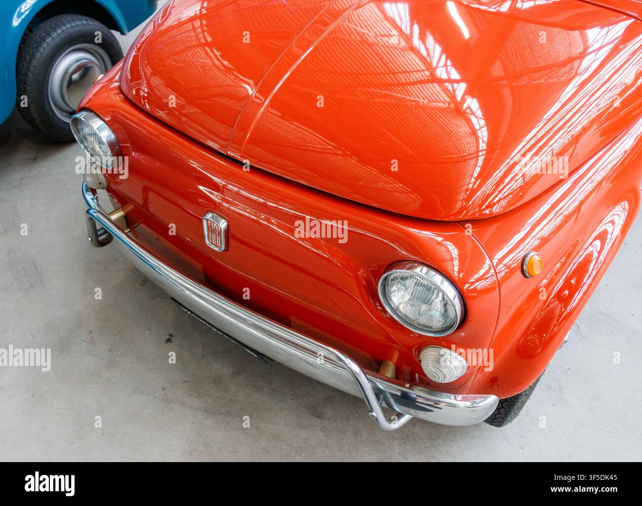 Vista frontale di una classica auto rossa Fiat 500 esposta al chiuso Foto Stock