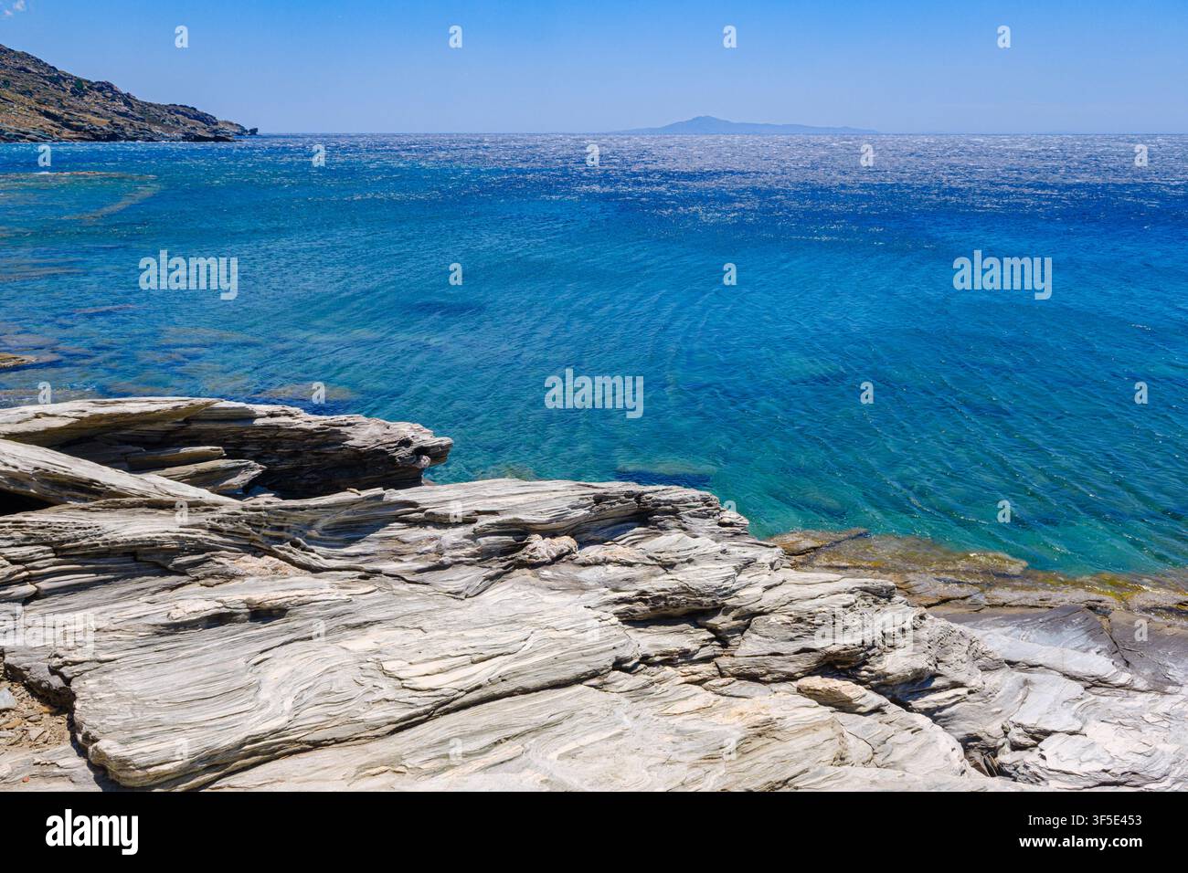 Coste rocciose con acqua turchese sull'isola di Andros, Andros, Grecia Foto Stock